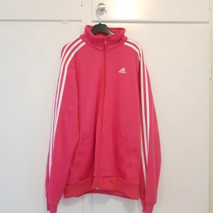  - Adidas tröja i fint skick i snygg rosa färg 