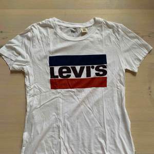 Vit t-shirt från Levi’s i storlek XXS men passar även XS! Knappt använd, jättefint skick! 