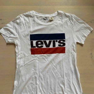 - Vit t-shirt från Levi’s i storlek XXS men passar även XS! Knappt använd, jättefint skick! 