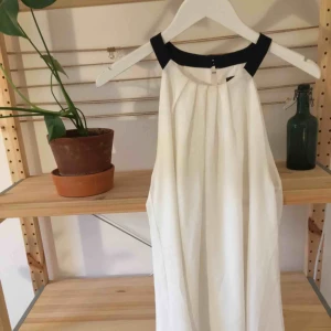  - Coctailklänning, är 164 och den går lite ovanför knäna. Ej genomskinlig och från butik i USA