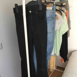  - Jag tror att dessa dr. Denim jeans är i strl. S/M men jag är inte säker. De passar dock mig och jag brukar ha M. De är dessutom extra långa i benen😉🥰Dm för fler bilder!