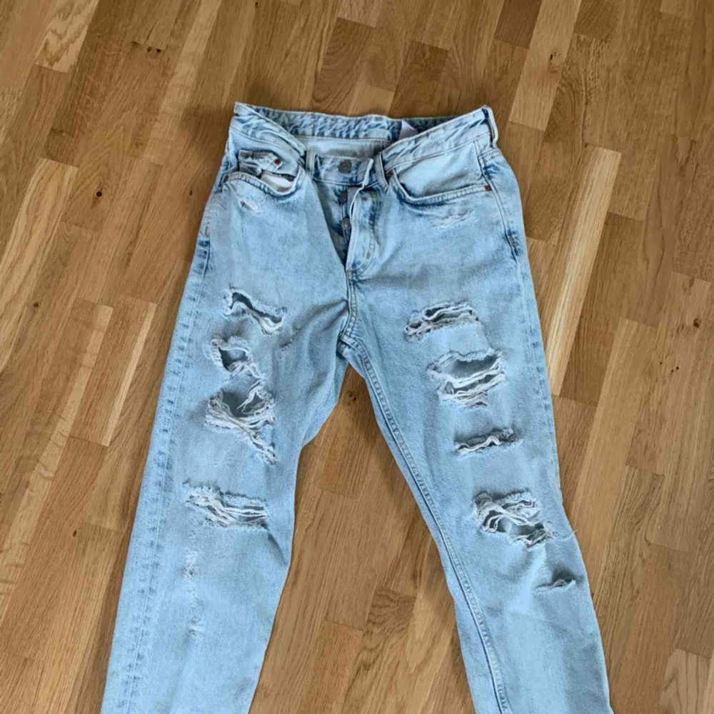 Ascoola slitna jeans! Använda ca 2 ggr och i bra skick men det största hålets trådar sitter inte ihop längre. Säljer pga att de inte kommer till användning. Priset är inkl frakt☺️. Jeans & Byxor.