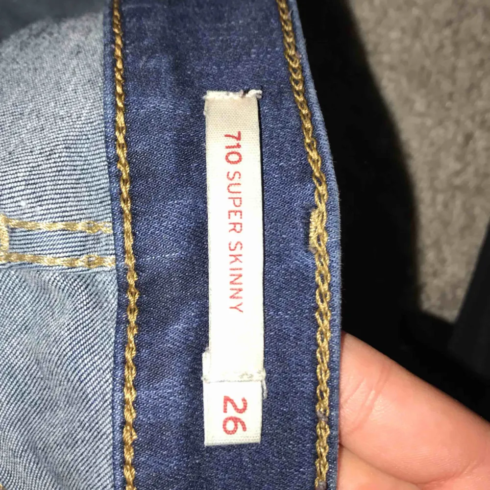 Ett par mörkblåa lågmidjade jeans ifrån Levi’s. Jättefint sick då de inte är så använda. Säljer de för att jag inte är så förtjust i lågmidjade jeans. . Jeans & Byxor.