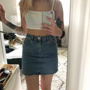  - Min bästa jeanskjol som tyvärr blivit för liten. Har en liten vit fläck på framsidan som ja inte har någon aning om vart den kommer ifrån:/