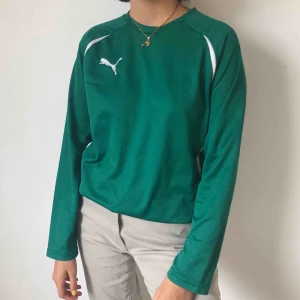  - Grön tröja från Puma, knappt använd. På de hägra bröstet är den en söm som dragit in men inget som man lägger märke till