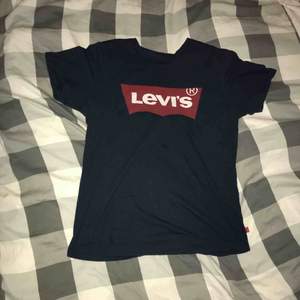 Levi’s t-shirt. Storlek: XS  Pris: 100kr Frakt: 36kr Totalt: 136kr