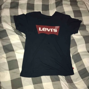  - Levi’s t-shirt. Storlek: XS  Pris: 100kr Frakt: 36kr Totalt: 136kr