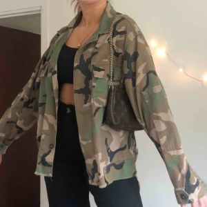  - Fin jacka i camouflage med fransar på armen. Har ett litet hål vid slutet av armen. Köparen står för frakt🍒💘