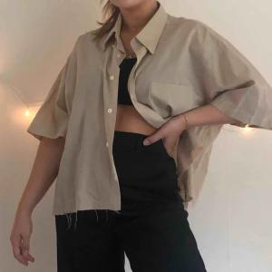  - Avklippt skjorta från humana! Fint skick! Köparen står för frakt🍒💘