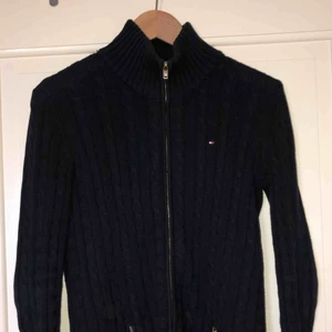 Tommy hilfiger tröja - En tjockare stickad (marinblå) tröja från Tommy Hilfiger, jättebra skick nästan aldrig använd, storlek M Säljes pga: används inte