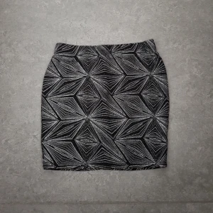  - Silver glittrig kjol. Aldrig använd 