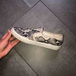  - Snake slipon skor från tamaris . Använda ett fåtal gånger 