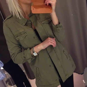  - Perfekta cargo-jackan. Nyskick! Från H&M 