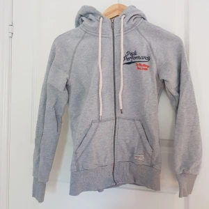  - Hoodie från peak reformens. Använd men sparsamt med inga slitningar, hål, fläckar eller noppror så nästan som ny:) Köparen står för frakt💙