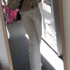  - Supersnygga vita jeans med synliga sömmar! Frakt tillkommer !