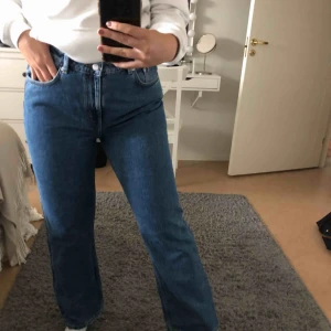  - Helt oanvända jeans från Weekday! Säljer då de är för stora i midjan för mig. Frakt tillkommer på 30kr.