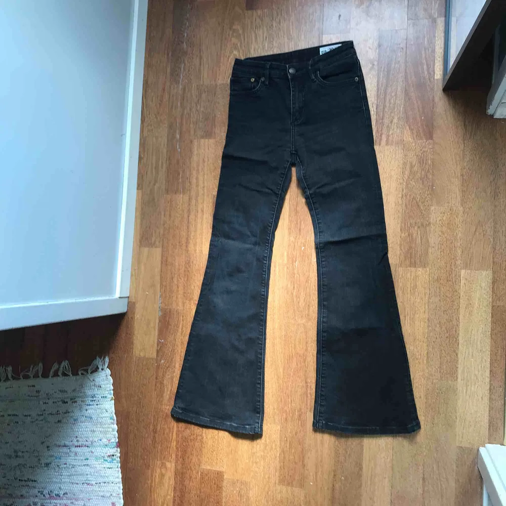 Svarta bootcut/flare jeans från Crocker. Sitter jättefint! . Jeans & Byxor.