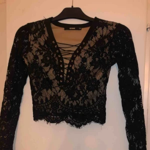  - 70kr för alla 3, har stora säckar med kläder att bli av med så paketpris går att lösa. Det mesta är i stl xs-S, finns även M. Inte mycket av kläderna är använda. 