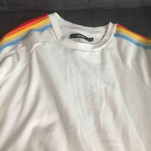  - suuuper skön o mysig OVERSIZED sweatshirt från Bik Bok! passar perfekt för alla tillfällen. eftersom den är oversized skulle jag säga att den passar XS-M, tyget är ganska stretchigt också. (jag e en XS o den e precis oversized på mig). nästan nysick 🧡