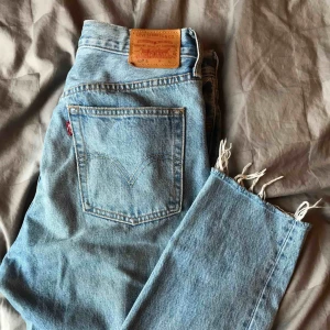  - Supersnygga ljusblåa jeans från Levis, bra skick Hål vid knäet och ett längre upp på andra benet Skulle säga att det passar dom som har M i vanliga fall😊 Skriv gärna ifall du har några frågor😊 Kan även fraktas mot fraktkostnaden som är 50-60kr😊
