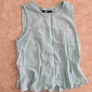  - Strl S Från Bikbok, med liten volang nertill. Mer mintgrön och mörk än vad som framgår av bilderna. 📬 Frakt 42 kr.