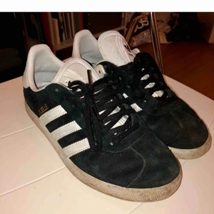  - Svarta och vita Adidas Gazelle, bra skick använda men bra skick; se bilder. Putsar upp dom innan köp.  Kan mötas upp eller skicka för 75kr.😊