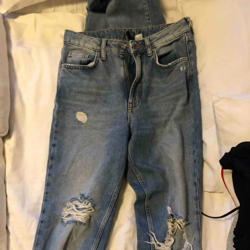 Fina jeans med slitningar, köpt på hm, säljer pga jag bytt stil! Fint skick . Jeans & Byxor.