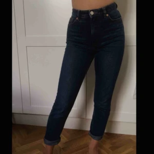  - Passar dig i storlek 32-34-36! W25. Modellen heter ”high relaxed”, är alltså högmidjade med en mom-jeans modell! Nästan oanvända, säljer för att de är lite för stora!
