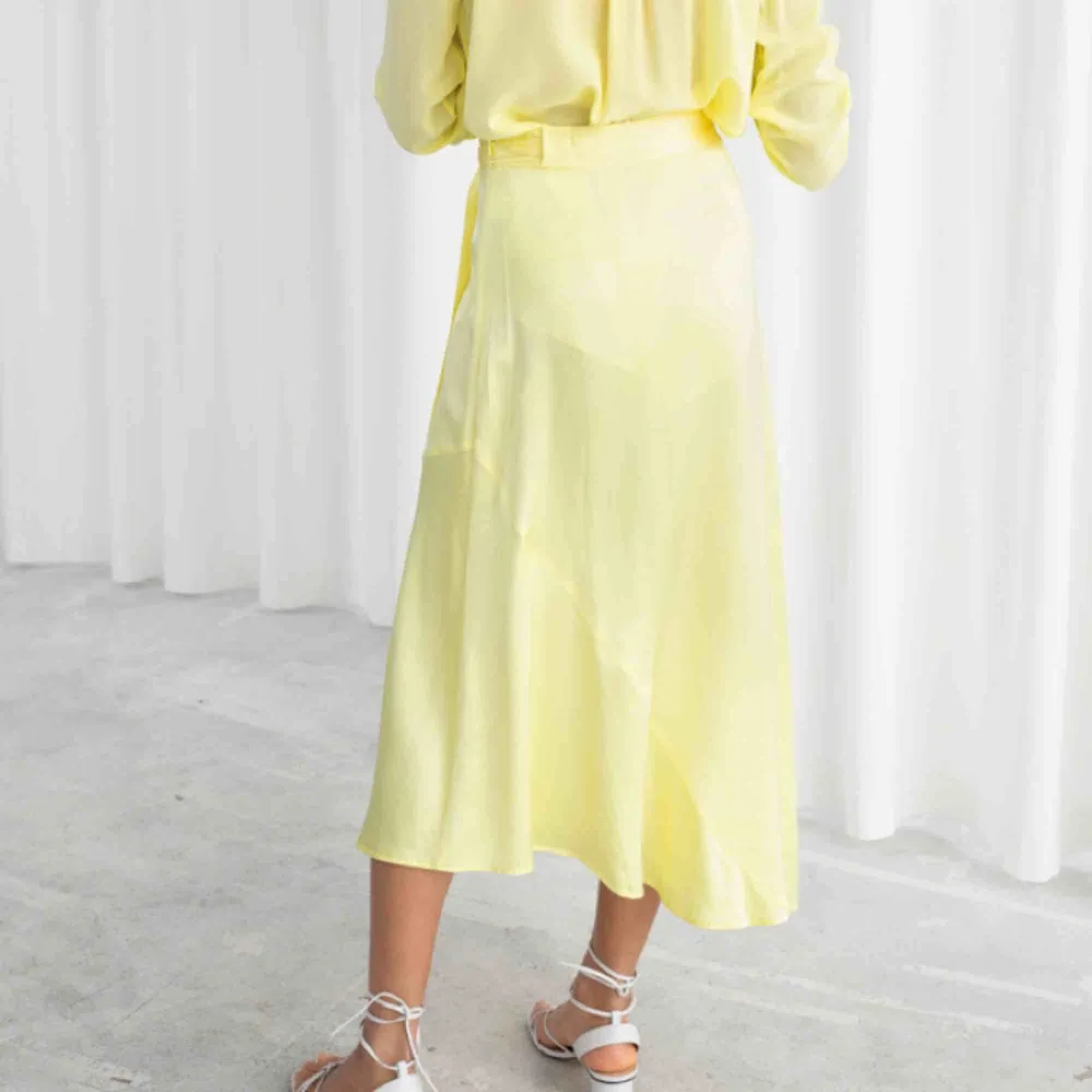 Yellow silk skirt, Säljer för den har aldrig varit till användning och är lite för liten på mig. Original priset på den här kjolen är 690kr. Fraktar inte för har inte tid för fixa det men om du bor i Sthlm så har jag inga problem med att möta upp :) . Kjolar.