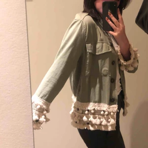  -  Grön jacka från zara med fina detaljer