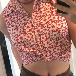  - Gullig knytblus med vitblommigt mönster! Inköpt i Berlin second hand för ett år sen men har aldrig använt