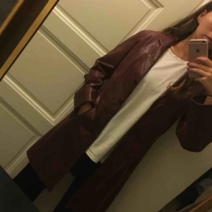  - Säljer den här fina skinnjackan i vinröd färg, använd väldigt få gånger. Köparen står för frakten alternativt komma och hämta hos mig i Stockholm på Kungsholmen ☀️