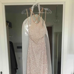 Balklänning - Jag är 1.74cm.  Väldigt stretchig i materialet. Till en liten S och en M  (Desto kortare=längre släp)  OBS- lite ”missfärgning” på insidan vid bysten ANVÄND 1 GÅNG!! Nypris 5300  