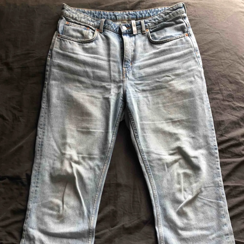 Weekday jeans av modell Voyage i ljusblå. De är i storleken W32 och L30. Det finns ett par få fläckar som förmodligen går bort i tvätten. Ingångna. Nypris 500kr. Föredrar avhämtning eller att mötas upp. Jeans & Byxor.