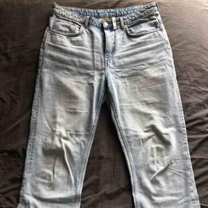 Weekday jeans av modell Voyage i ljusblå. De är i storleken W32 och L30. Det finns ett par få fläckar som förmodligen går bort i tvätten. Ingångna. Nypris 500kr. Föredrar avhämtning eller att mötas upp