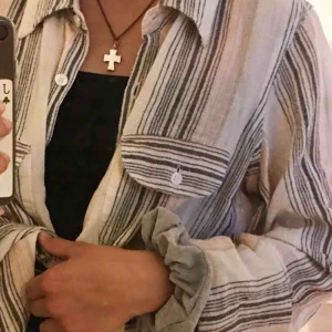  - fin beige/grå randig vintage skjorta men uppsydda armar som går att sprätta upp!! möts i sthlm💓💓