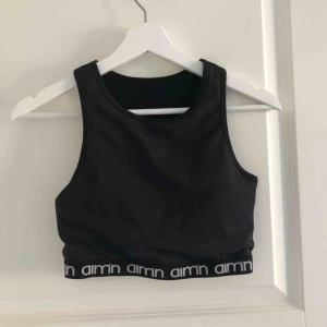  - Topp från märket Aimn i fint skick. Vadderade kupor som går att ta bort. Frakt betalas av köparen :) Katt finns i hemmet. 