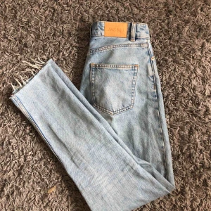 - mina absolut favorit jeans ifrån monki. Detta är dom snyggaste jeansen jag haft men tyvärr har dom blivit för tajta i midjan😢. Dom är supersnygga då dom är långa i benen och snygg slitning längst ner. Jag är 175 cm lång🥰💕supersnygg färg också