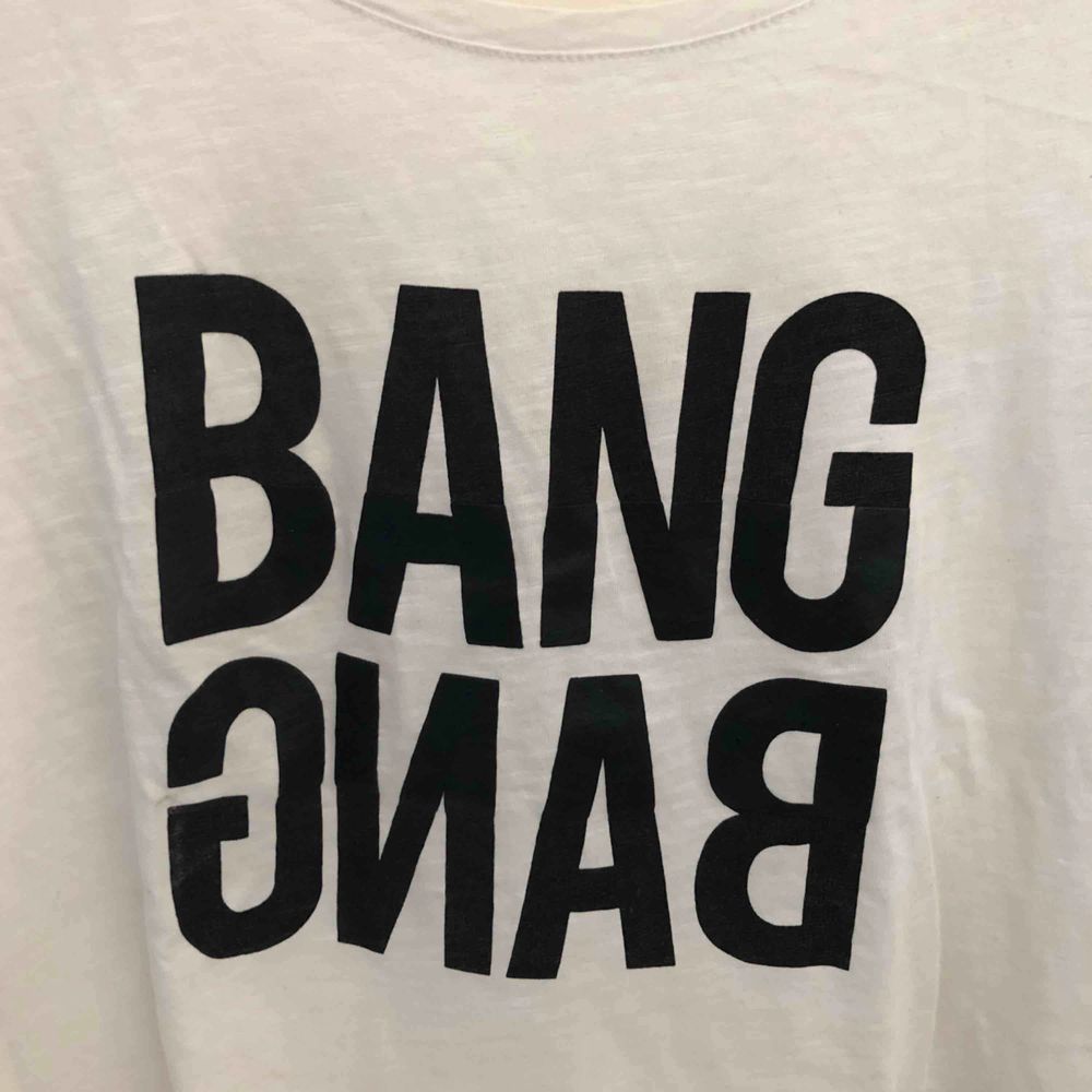 Vit t-shirt med tryck på (BANG BANG) från lindex. Frakt 36kr . T-shirts.