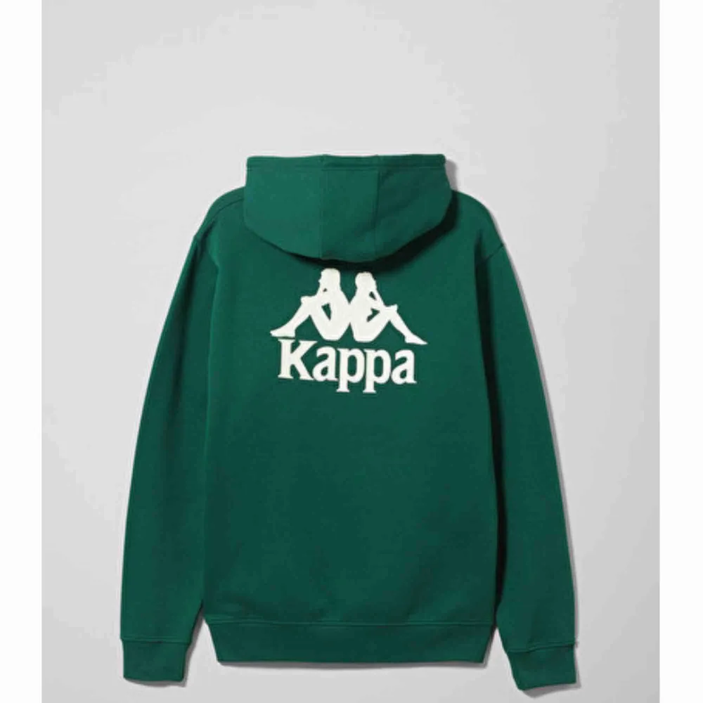 Grön kappa hoodie, inte så mycket använd. Köpt från weekday och i väldigt bra skick. Skriv för fler bilder. Fraktar. Hoodies.