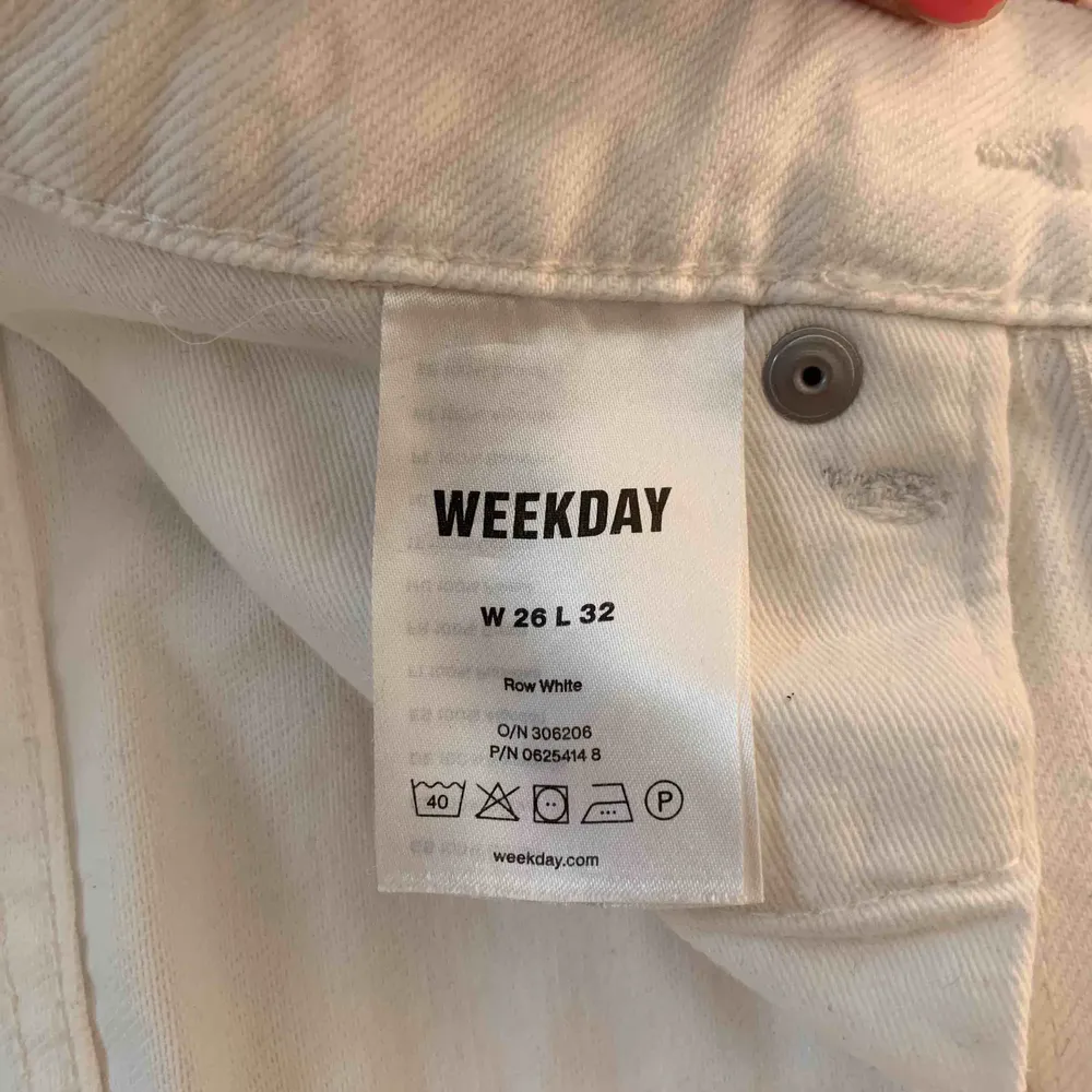 Vita byxor från Weekday i modellen ROW. Använda ett fåtal gånger därav i väldigt bra skick. Köparen står för frakt🥰. Jeans & Byxor.