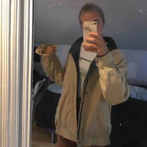  - Utgå ifrån att jag är xs och på mig är den väldigt oversized iaf beige jacka