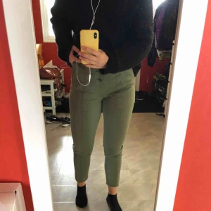  - Militärgröna jeans/byxor som är inköpta för något år sedan men har aldrig kommit till användning. Väldigt mjuka i materialet och är därför väldigt bekväma också. Köparen står för frakt 🥰