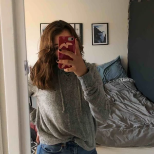  - Grå Tommy Hilfiger Hoodie med snörning vid halsen. Kostade ny 1000 kr och är helt oanvänd. Väldigt skönt material och fin till vardags. 