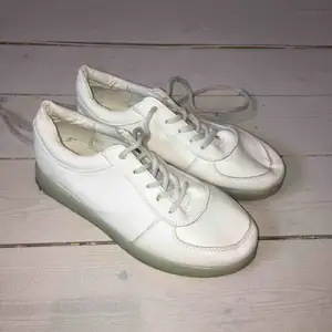 Vita sneakers från okänt märke i fejkskinn. Några år gamla men använda extremt lite så i princip som nya. Står ej storlek men passar 38. 