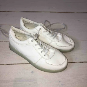  - Vita sneakers från okänt märke i fejkskinn. Några år gamla men använda extremt lite så i princip som nya. Står ej storlek men passar 38. 