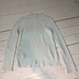  - Ljusljusblå stikad tröja från Gap med polokrage. Smala vita kanter på alla ”muddar”. Använd kanske 10 gånger, nypris ca 500. Lite smutsig på bilden men ska tvättas, storlek XS men passar även S