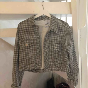  - Säljer en rutig jeans jacka ifrån zara som är helt oanvänd i storlek 36