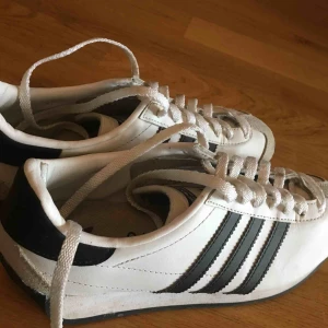  - fina vita adidas skor i strl 36, sparsamt använda! kan hämtas upp hemma hos mig eller träffas i sthlm :) pris prutbart, som alltid :))