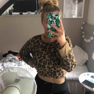  - Säljer en höstig leopard tröja, i fint skick.  Köparen står för frakten😊